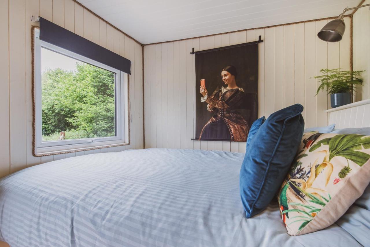 Hidden Wood Glamping And The Hideaway Cabin Warminster Bagian luar foto