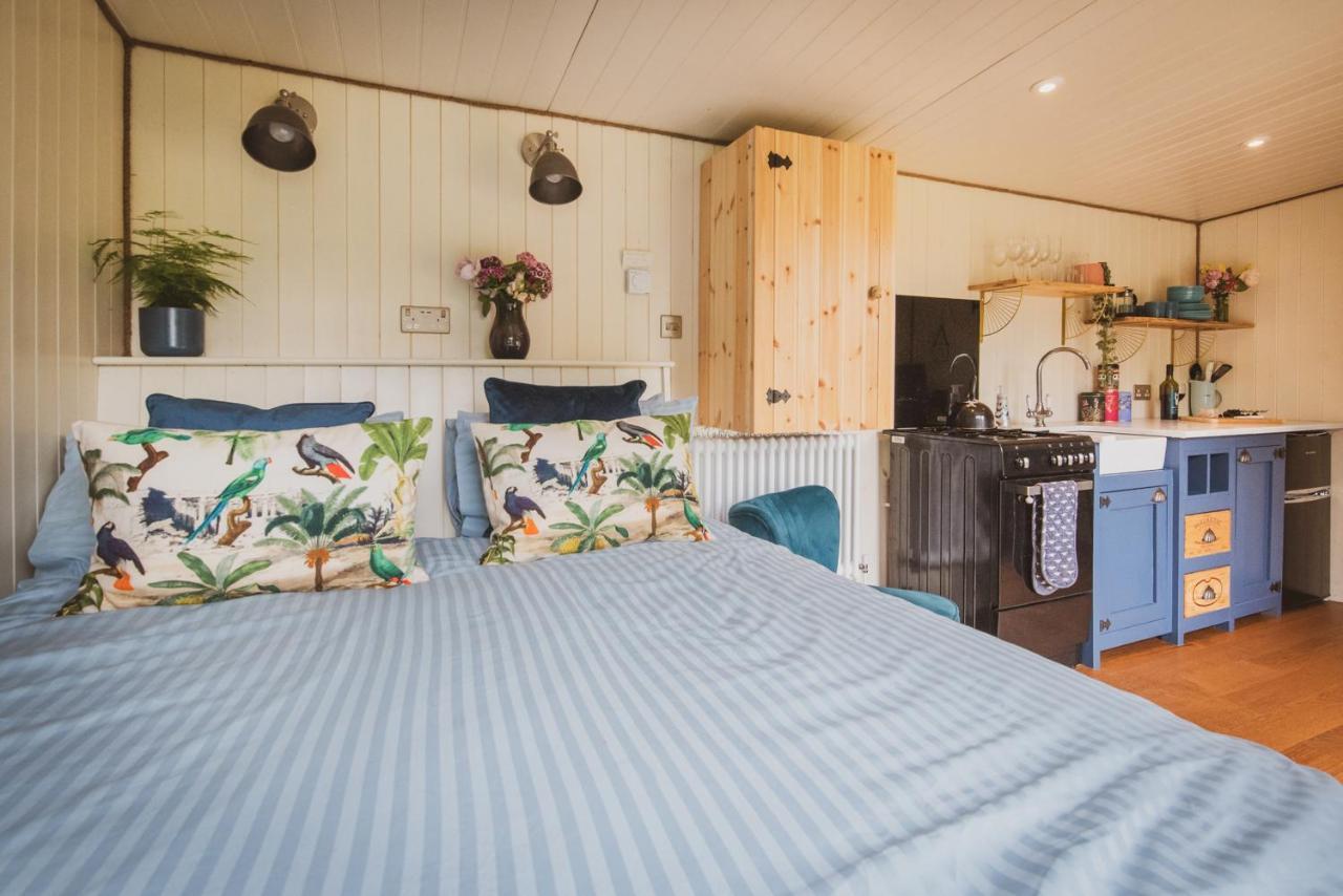 Hidden Wood Glamping And The Hideaway Cabin Warminster Bagian luar foto
