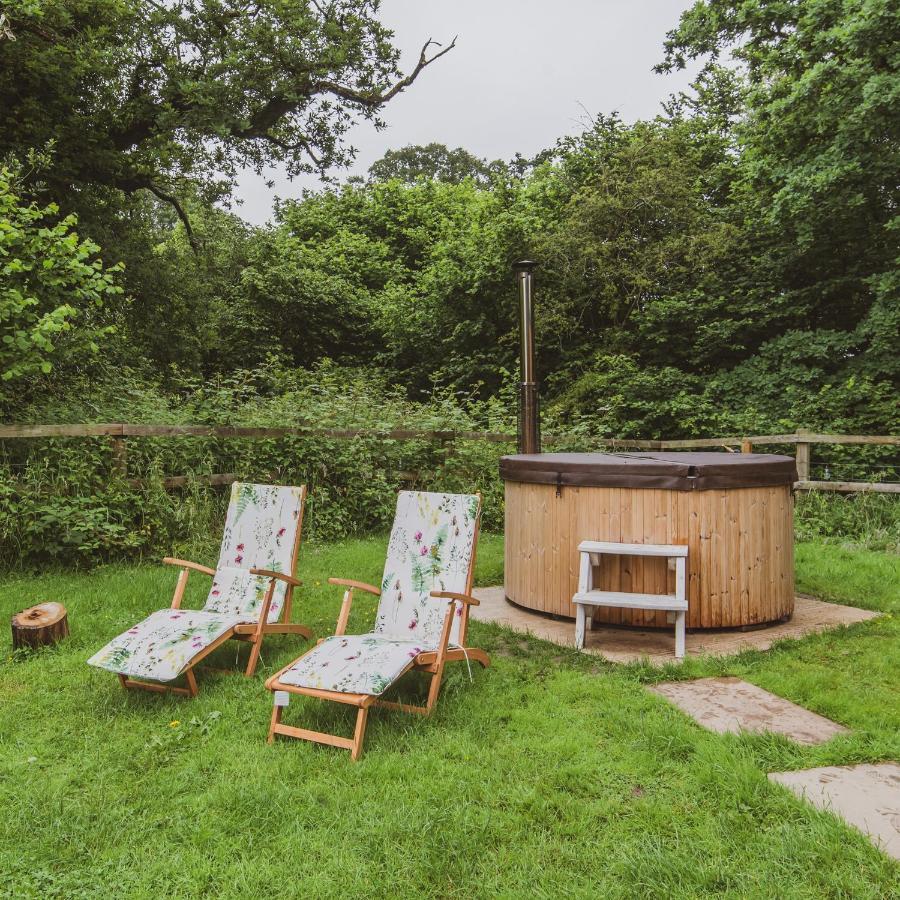 Hidden Wood Glamping And The Hideaway Cabin Warminster Bagian luar foto