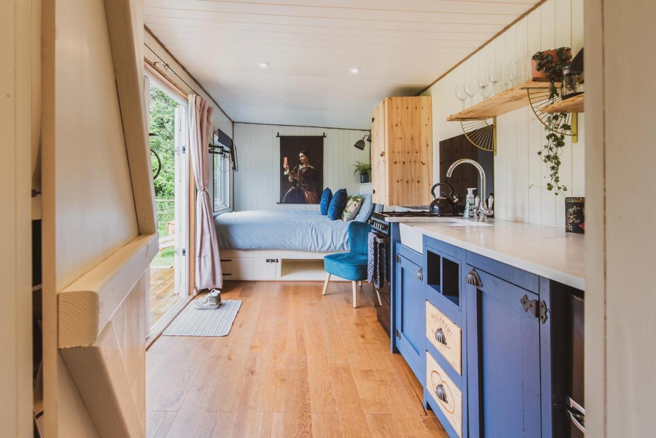 Hidden Wood Glamping And The Hideaway Cabin Warminster Bagian luar foto